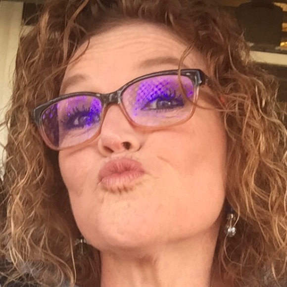 Meet your Posher Cindy AKA Gigi ♥️ - Picture 2 of 4